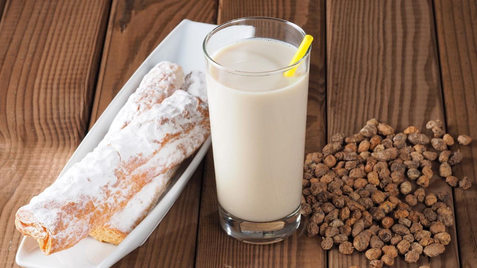 Horchata junto a chufas y acompañamiento